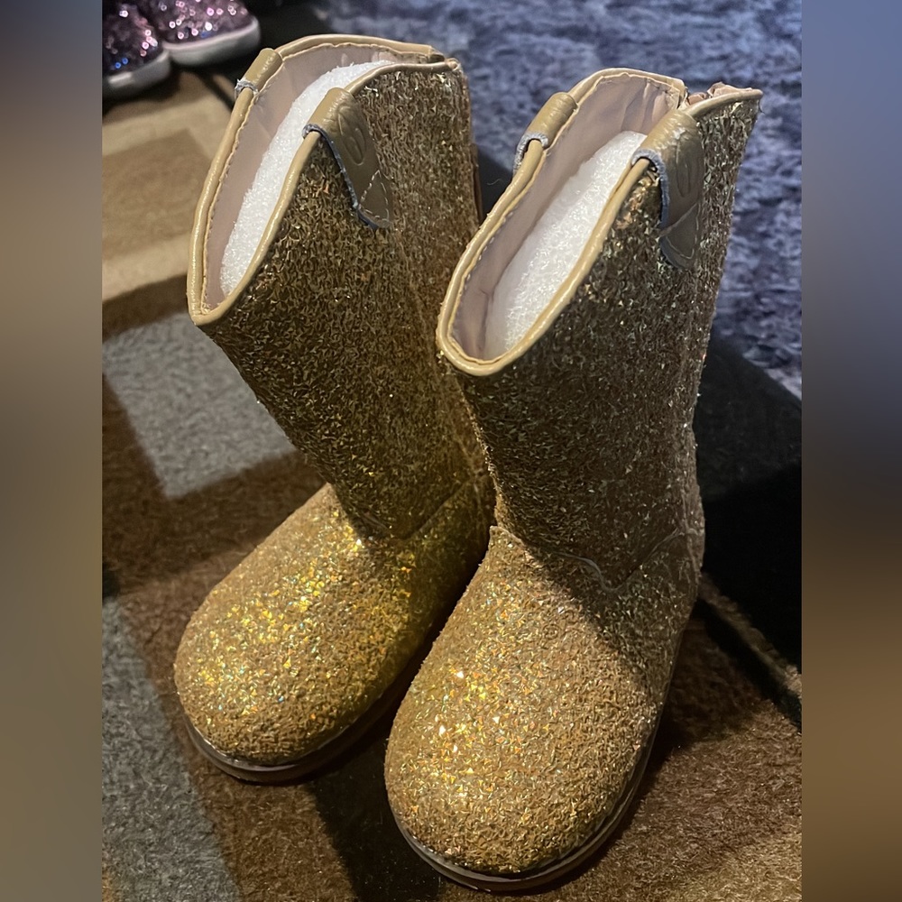 Size 6 toddler chunky glitter boots.